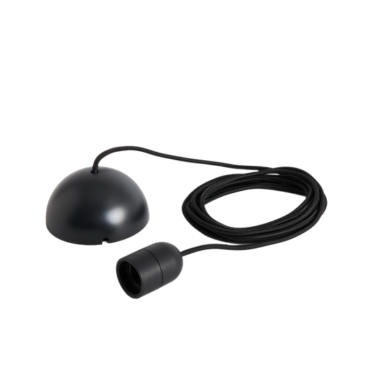 Svart kabelsett med takkopp og sokkel til standard E27 lyspære fra Hay (farge Black)