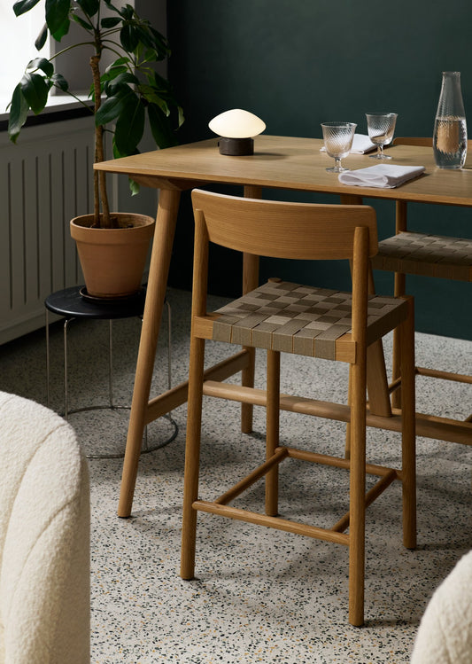 Barstolene Betty TK12 og TK13 fra &Tradition er en serie vakre og klassiske barstoler i tre, der du kan velge mellom ulike varianter på setet. Betty kommer også i tre ulike finisher på treverket.