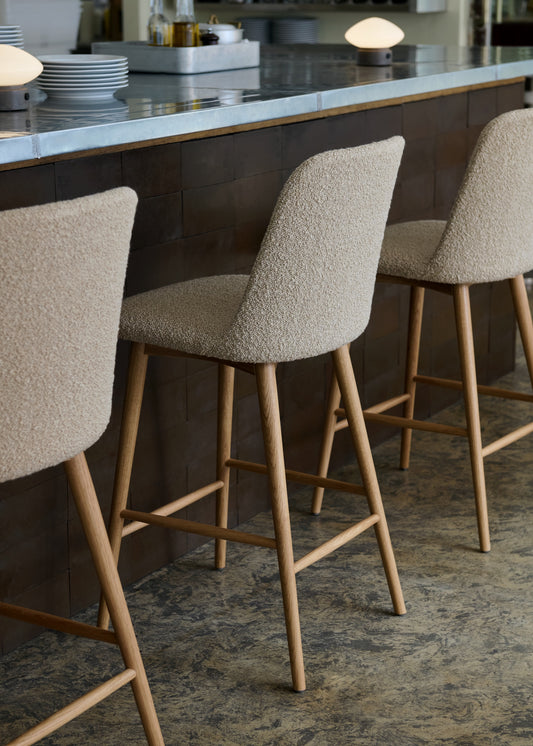 Barstolen Rely HW130 med høy rygg fra &tradition, designet av Hee Welling, er stilren og elegant på en gang. Supergod å sitte i er den også!