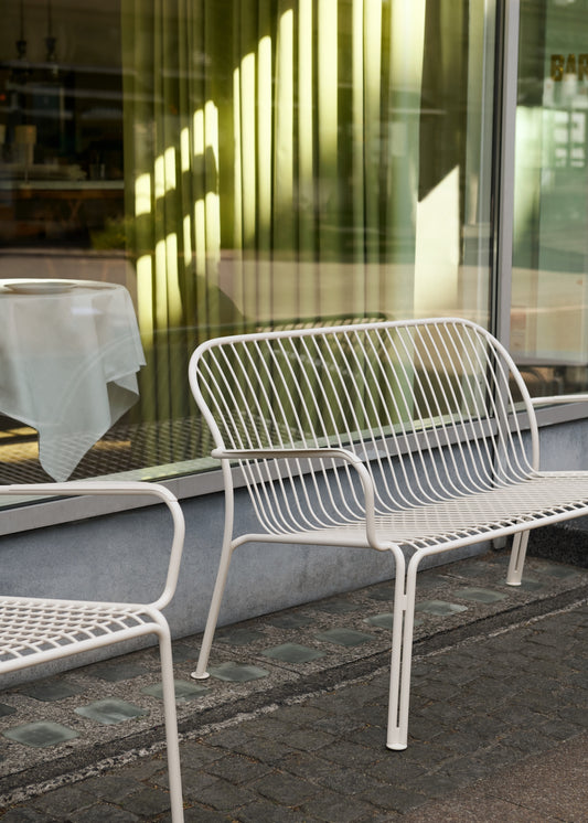 Hvit loungesofa til uteplassen, Thorvald SC110 fra &tradition