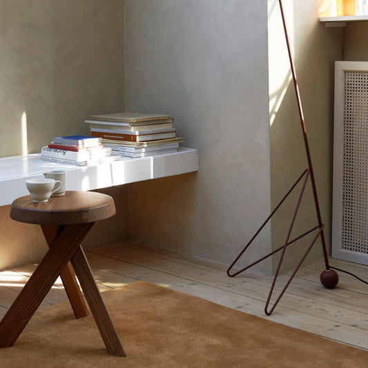 Teppet The Moor Rug fra andTradition er håndvevd i ull, noe som gir et tett, mykt og svært eksklusivt fløyelsaktig uttrykk. Viskosen som er spunnet inn i ullfibrene gir det en diskré glans, i tillegg til at det gjør det mer slitesterkt.