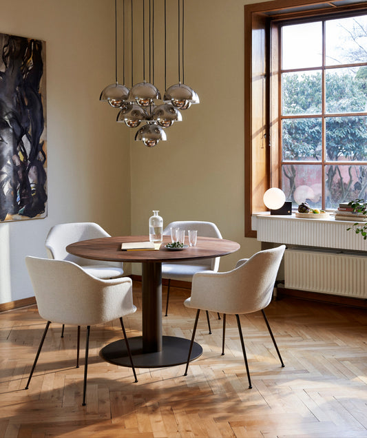 Spisestolen Rely fra &tradition, designet av Hee Welling, er stilren og elegant på en gang. Supergod å sitte i er den også! Rely har myke former, og tilfører varme til spiseplassen.