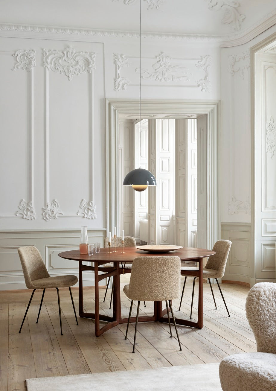 Bilde av vakker spisestue med lyse tregulv, mørkebrunt spisebord og spisestoler i lys tekstil. Møblene er fra &tradition.