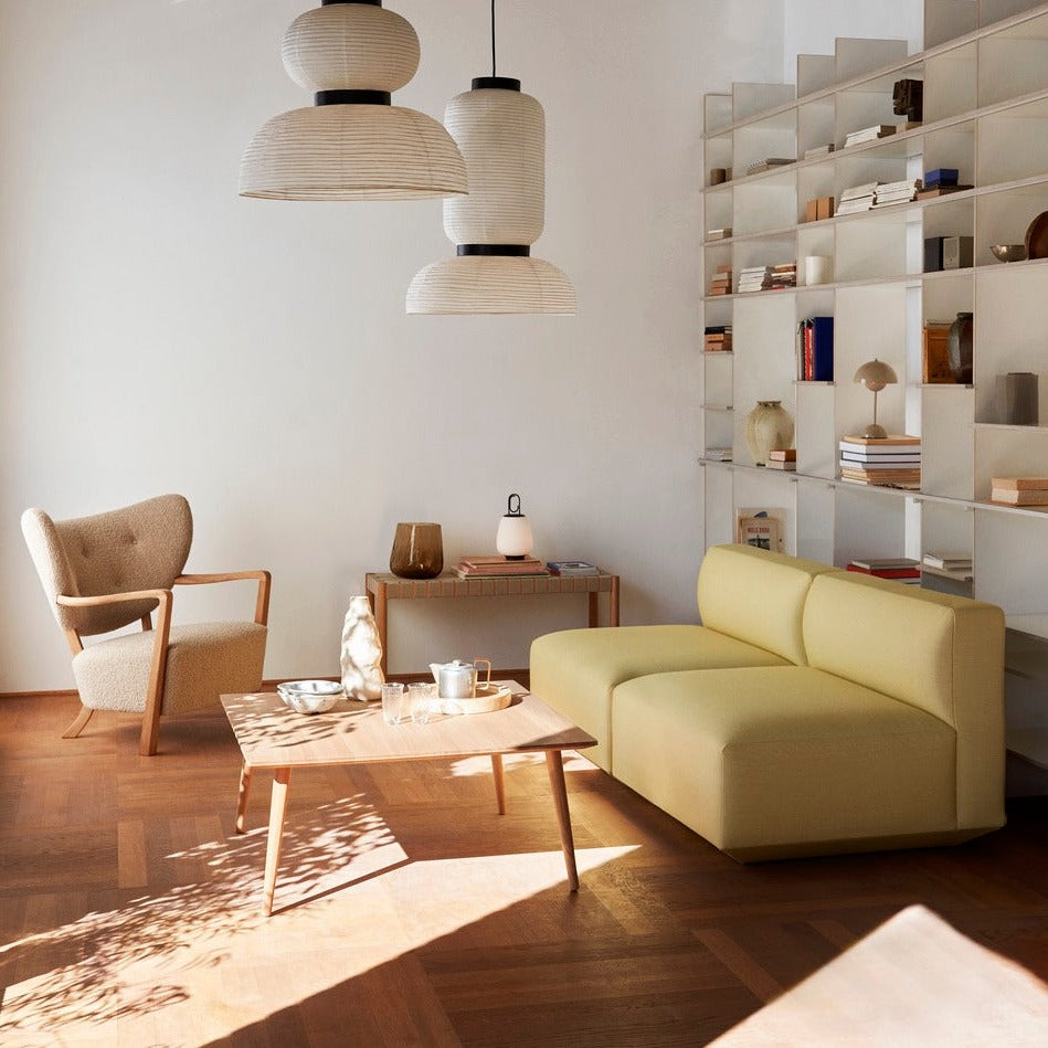 Bordplatene har en lett avrundet kant som hviler på elegant vinklede ben. Sofabordene er tilgjengelig i tre varianter: svartlakkert eik, oljet eik og røkt oljet eik. Sofabordene står like fint alene som flere stående sammen i en større komposisjon.