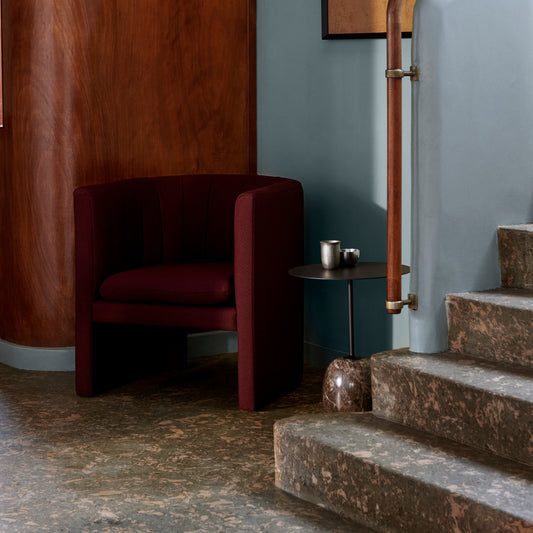 Lenestolen Loafer SC23 fra &tradition, så dagens lys da Space Copenhagen fikk i oppgave å pusse opp det legendariske SAS Royal Hotel i København. Den skulle stå ved siden av Arne Jacobsens ikoner, og måtte fungere med fortiden, samtidig som den skal kunne leve langt inn i fremtiden.