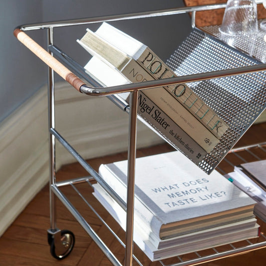 Alima er elegant i utførelsen. Vi liker så godt det vakre skinnhåndtaket i kontrast til det kjølige metallet!