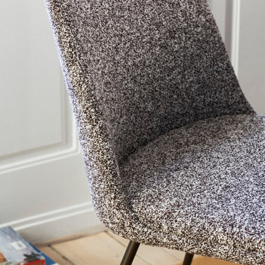 Stolen kan bestilles i en rekke tekstiler og farger, slik at den kan passe perfekt inn hjemme hos deg! Rely HW9 har ekstra sittepute for økt komfort. Her i tekstilet Zero 0011, med bronzed understell.