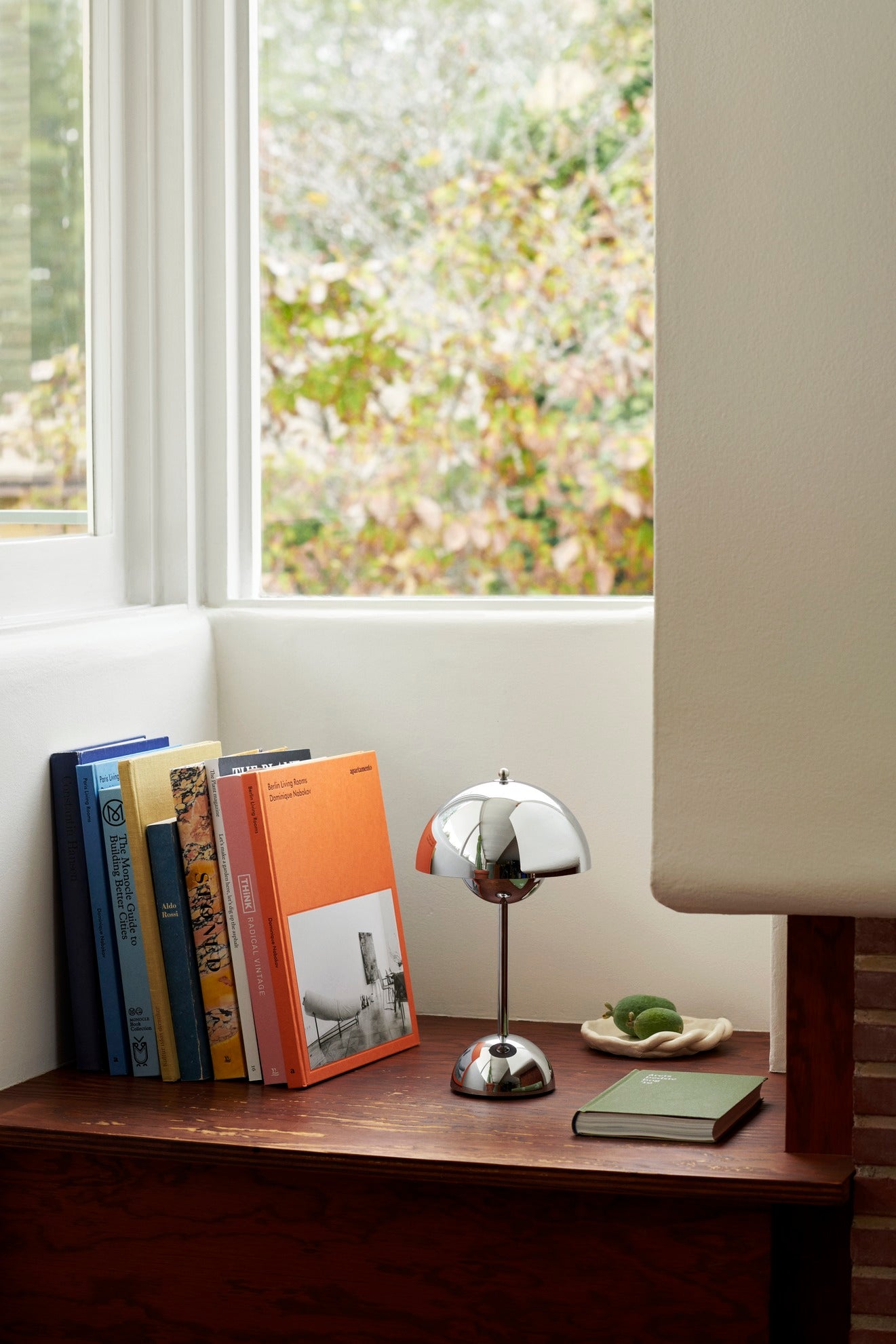 Bordlampen Flowerpot fra &tradition kommer i flere fine farger, men vi elsker den i krom! Dette er en allsidig bordlampe som er fin å bruke på et sidebord, en skjenk eller som en nattbordslampe.