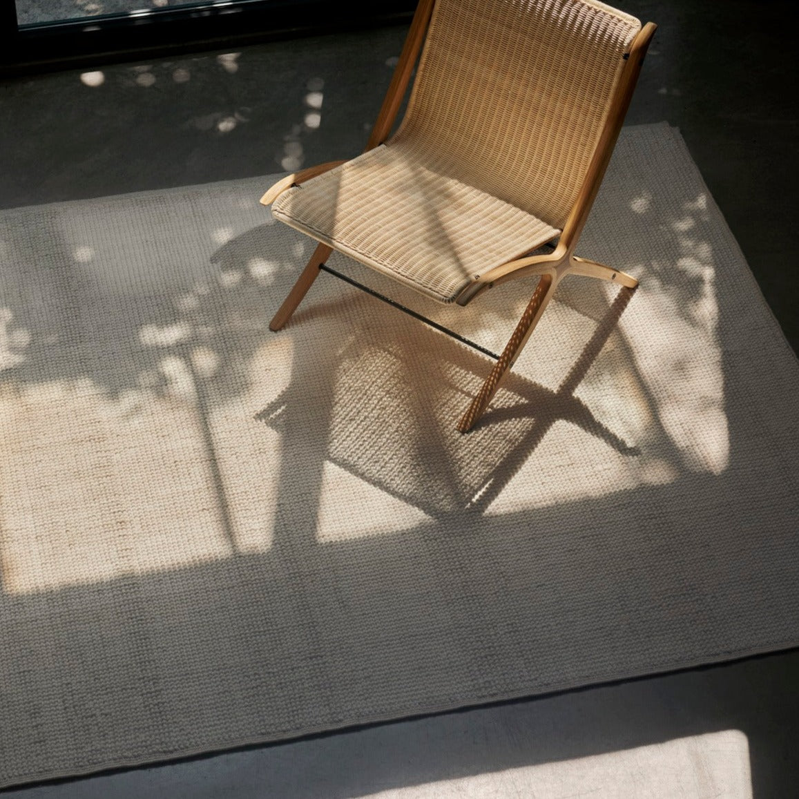 Teppet Collect Rug fra &tradition er laget av en blanding av New Zealand-ull og resirkulert polyester. Det gjør det godt å trå på og gir teppet en slitesterk egenskap!