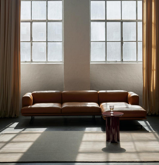 Sofaserien Inland fra &tradition, designet av norske Anderssen & Voll, er en stilren og superkomfortabel sofaserie med en tydelig karakter som sender nikk til både klassisk italiensk design og skandinavisk Mid Century Modern design.