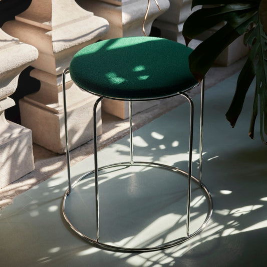 Løft interiøret med en fin krakk! Wire Stool VP11 fra &tradition, designet av ikoniske Verner Panton i 1981, i speilpolert rustfritt stål er en ny favoritt hos oss. Den er slank og nett i designet, den kan kjøpes med og uten sittepute (som enkelt kan taes av og på med magnetfunksjon) – og den kan stables!