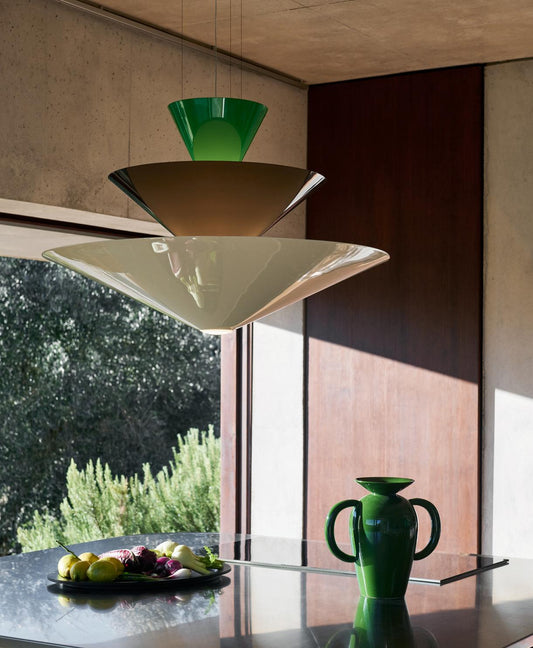 Taklampene Gio LN14 og LN15 fra &tradition er designet av italienske Luca Nichetto og er en hyllest til arkitekten Gio Ponti sin ikoniske Murano-lysekroner i farget glass. Lampene Gio LN14 og LN15 er noe mer geometriske i tolkningen, men har også en veldig vakker silhuett – og ikke minst – et fint fargespill. Taklampe Gio LN15 fra &tradition i fargen Signal Green, Deep Blue & Ecru White ((grønn, blå og kremfarget). Når lampen er tent oppleves blåfargen nesten mer brun enn blå. Overraskende og fint!