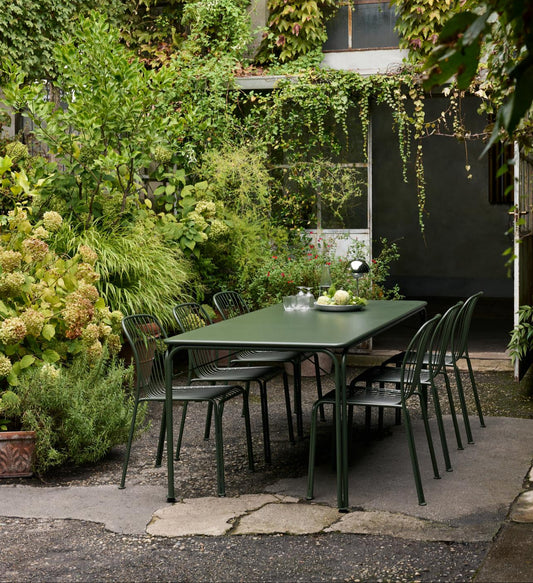 Disse nette og lette utemøblene vil vi møblere uterommet med fremover! Den superfine utemøbelserien Thorvald, designet av Space Copenhagen for &tradition består av spisebord, spisestoler med og uten armlene, to typer mindre kafébord, loungestoler samt en krakk som også kan brukes som et sidebord. Her ser du spisebordet Thorvald SC99 i den fine grønnfargen Bronze Green.