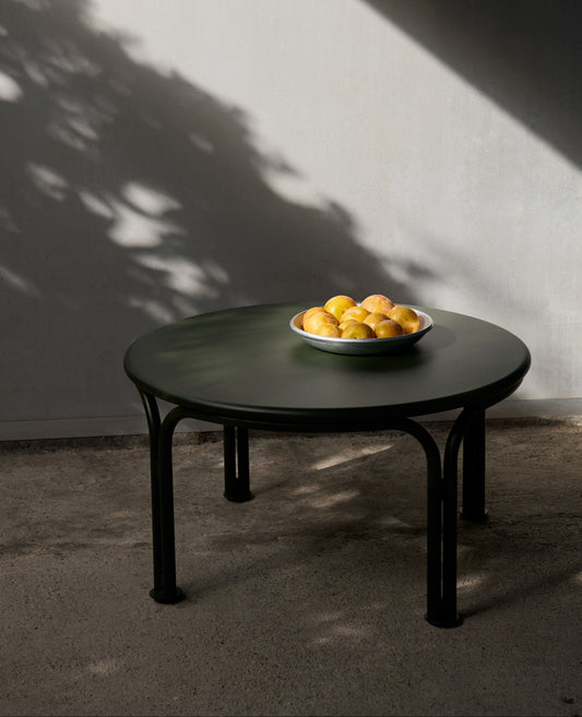 De runde loungebordene i serien, Thorvald SC108 og Thorvald SC109, er den perfekte følgesvenn til loungestolene og loungesofaene i samme serie. Velg mellom tre farger og størrelsene Ø70 cm og Ø115 cm. Begge varianter er 37 cm høye.