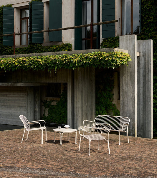 Disse utemøblene vil vi møblere uterommet med fremover! Den superfine utemøbelserien Thorvald, er designet av Space Copenhagen for &tradition.