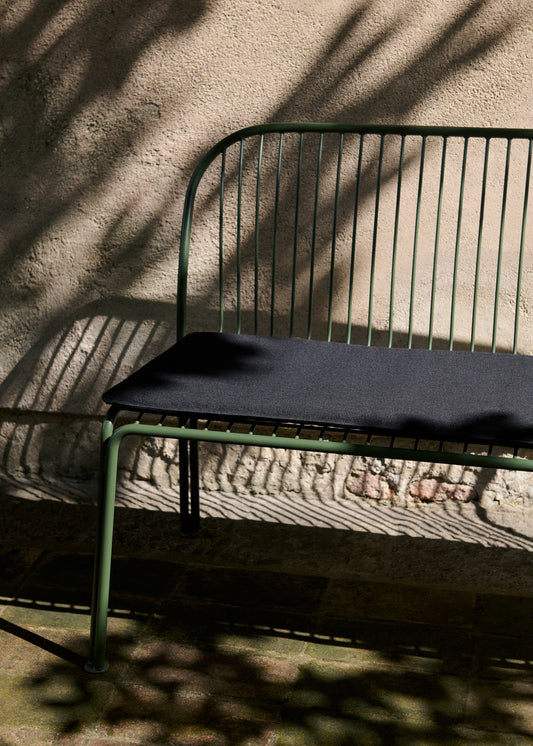 Grønn spisesofa Thorvald SC111 fra &tradition med enkel sittepute, tekstil Heritage Char