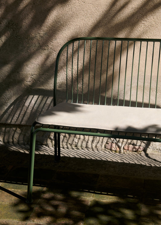 Disse putene passer til spisesofaen Thorvald SC111 fra &tradition. Velg mellom grønn- og gulmønstrede puter, Marquetry Bora, eller mer nøytrale puter i den lyse fargen fargen Heritage Papyrus eller gråsvarte Heritage Char. Alle er superfine – og vann- og flekkavvisende.