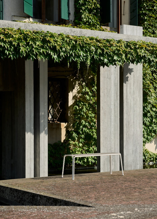 Disse utemøblene vil vi møblere uterommet med fremover! Den superfine utemøbelserien Thorvald, er designet av Space Copenhagen for &tradition.