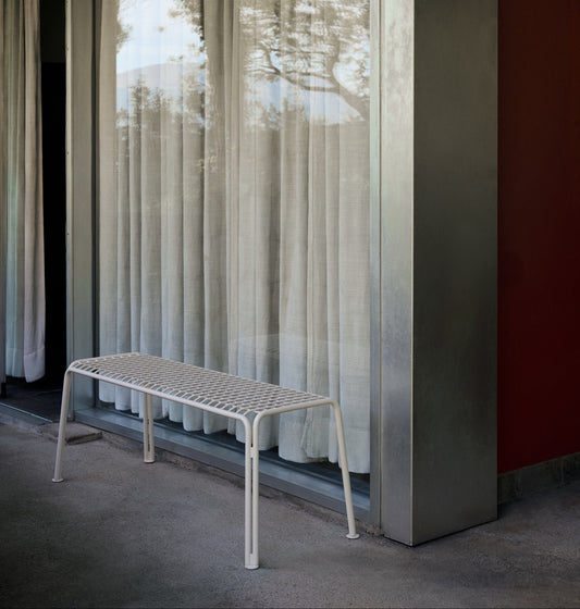 Utebenken i serien, Thorvald SC112, er den perfekte følgesvenn til de rektangulære spisebordene, spisestolene og spisesofaen i samme serie, men er også superfin stående alene. Her i hvit utgave.