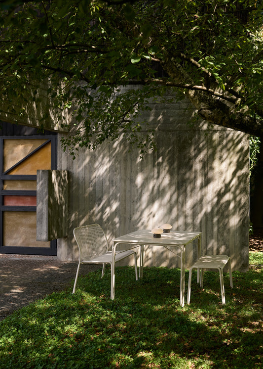 Spisesofaen i serien, Thorvald SC111, er den perfekte følgesvenn til de rektangulære spisebordene, spisestolene og benken i samme serie.