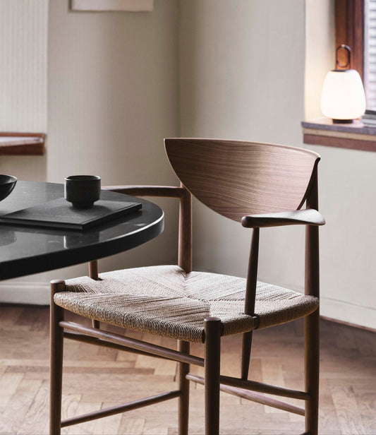 Drawn-stolen HM4 fra &tradition av Hvidt & Mølgaard fra 1956 skiller seg ut som en dansk klassiker. Den er bygget med tradisjonelt håndverk og av naturlige materialer, og har vibber av sunn ærlighet.