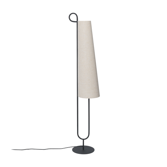 Gulvlampen Ancora fra Ferm Living i pulverlakkert jern med skjerm i lys tekstil balanserer letthet og materialitet på vakkert vis og skaper en behagelig atmosfære i alle rom. Lampen har fått navnet sitt fra det italienske ordet for "anker", og formen er tydelig inspirert av dette.