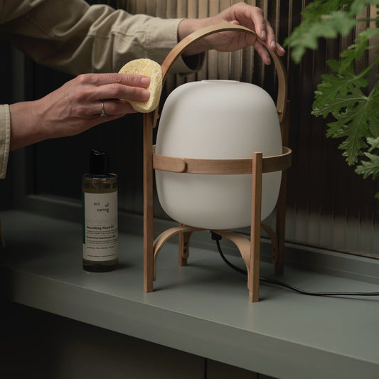 Pleiesett til tremøbler Wood Care Kit fra Act of Caring.