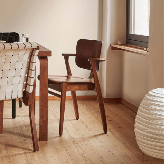 Stolen Domus Chair ble opprinnelig designet i en møbelserie for studenthuset Domus Academica i Helsinki i 1946 av Ilmari Tapiovaara, og oppnådde stor suksess internasjonalt. Stolen ble etter hvert bare kjent som "den finske stolen". Domusstolen er svært komfortabel å sitte på, og er et mesterverk innen moderne møbeldesign.