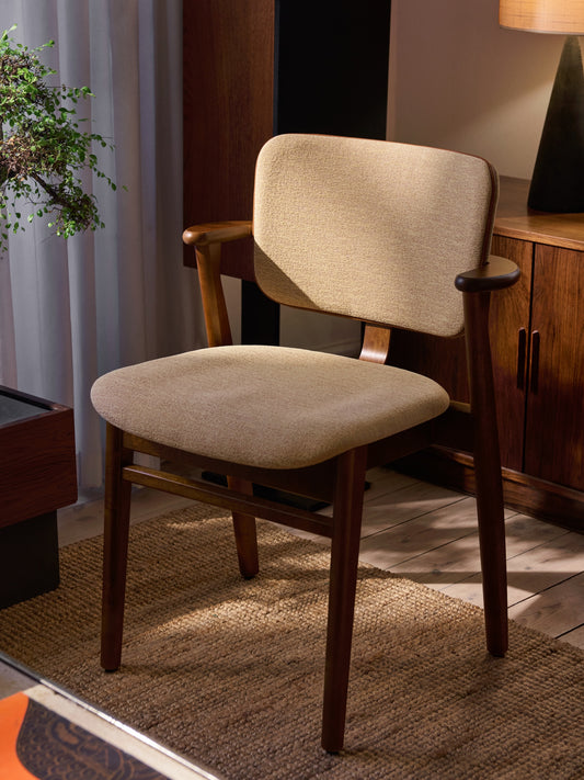 I forbindelse med Domus sitt 80-årsjubileum har Artek lansert ti nye Beauty Versions av stolen, med polstret sete og rygg i flere fine tekstil– og skinnkombinasjoner. Her finner du våre utvalgte fem favoritter blant disse!