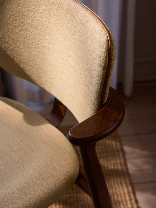 Velg mellom valnøttbeiset bjørk med beige tekstil eller grønt skinn, eik med kremfarget tekstil eller rødt skinn og svartbeiset bjørk med mørkeblått skinn. Alle vakre og unike på hver sin måte, med kontrastfarget kantbise.