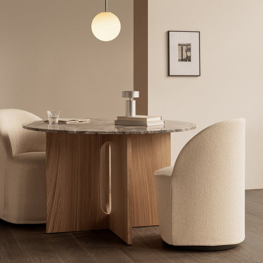 Spisebordet Androgyne Dining Table 120 cm med bordplate i Grey Galaxy Marble fra Audo Copenhagen er et naturlig, vakkert og skulpturelt spisebord.