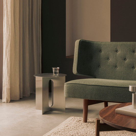 Moderne eleganse: Sidebordet Androgyne fra Audo Copenhagen i rustfritt børstet stål har en enkel og elegant silhuett. Bruk det som et klassisk sidebord, i kombinasjon med andre småbord eller som et alternativ til nattbord.