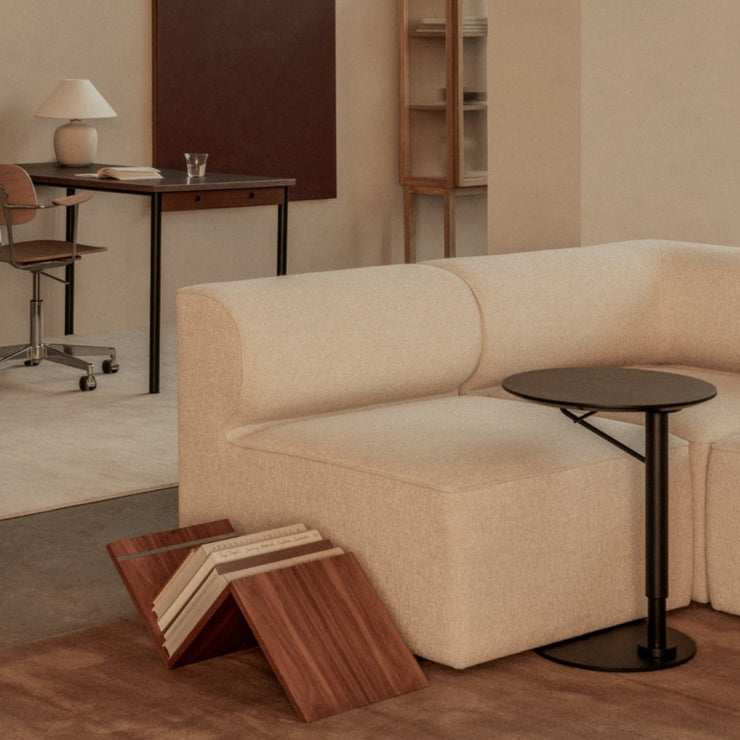 Sidebordet Branch fra Audo Copenhagen, designet av Norm Architects, balanserer form og funksjon på vakkert vis. Det minimalistiske sidebordet kan nemlig høydejusteres – noe som gjør at du enkelt kan tilpasse det dine behov – og er lett å flytte rundt.