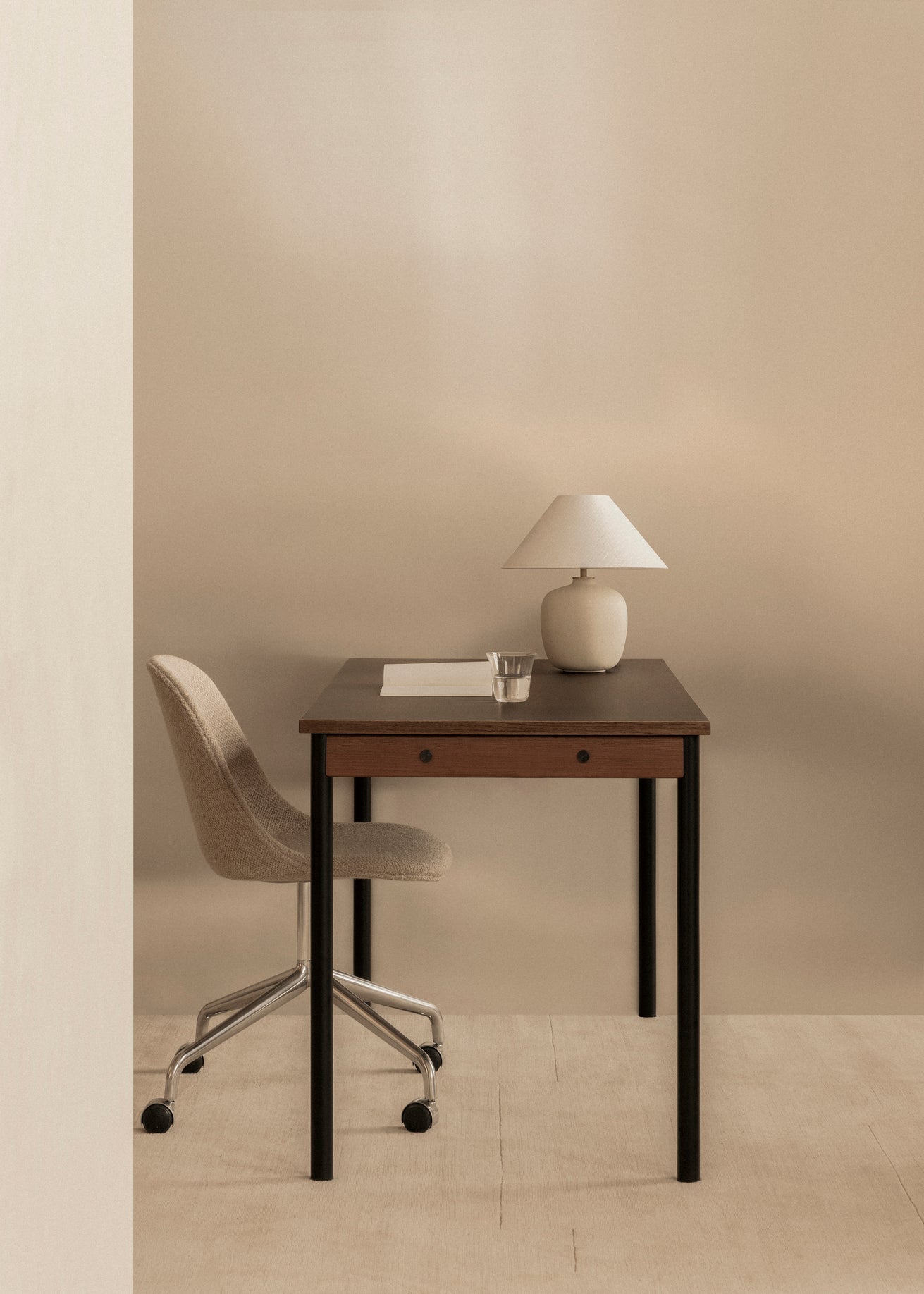 Bordet Co Table fra Audo Copenhagen kan brukes som skrivebord og arbeidsbord. Den minste størrelsen 70x140 cm er en god størrelse for en person.