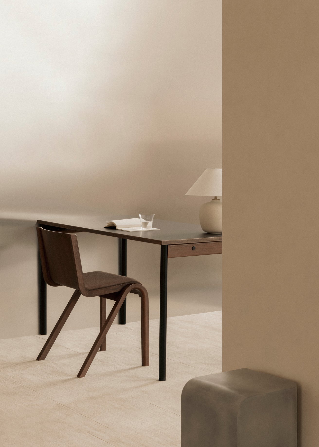 Bordet Co Table fra Audo Copenhagen kan brukes som skrivebord og arbeidsbord. Den minste størrelsen 70x140 cm er en god størrelse for en person.