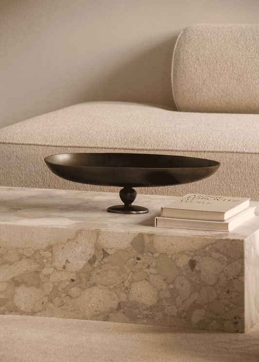 Fatet Pivot fra Audo Copenhagen er støpt i aluminium og har en vakker mørk bronsefarget patina som gir fatet et tidløst og vintage-aktig preg.