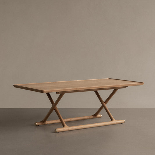 Det vakre sofabordet Jäger Lounge Table fra Audo Copenhagen, som ble designet av Mogens Lassen i 1941, inngår i kolleksjonen Audo Icons. Dette er et sammenleggbart sofabord, som er oppkalt etter kjøpmannen det ble designet for.