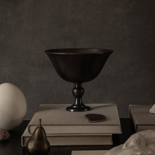 Skålen Pavot fra Audo Copenhagen er støpt i aluminium og har en vakker, mørk bronsefarget patina som gir den et tidløst og vintagepreget uttrykk.