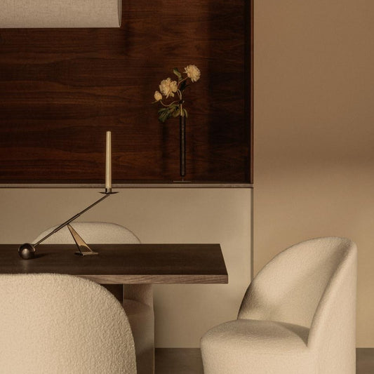 Interconnect lysestaken fra Audo Copenhagen gir koselig stemningslys, og når stearinlysene tennes, blir den til en kunstnerisk lyskilde som kaster skygger og skaper et lekkert lysspill. Her ser du lysestaken i polert stål.