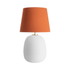 Oransje lampeskjerm: Bordlampe Austra fra Hadeland Glassverk med hvit matt lampefot i glass, vinklet oransje tekstilskjerm og messingdetaljer.