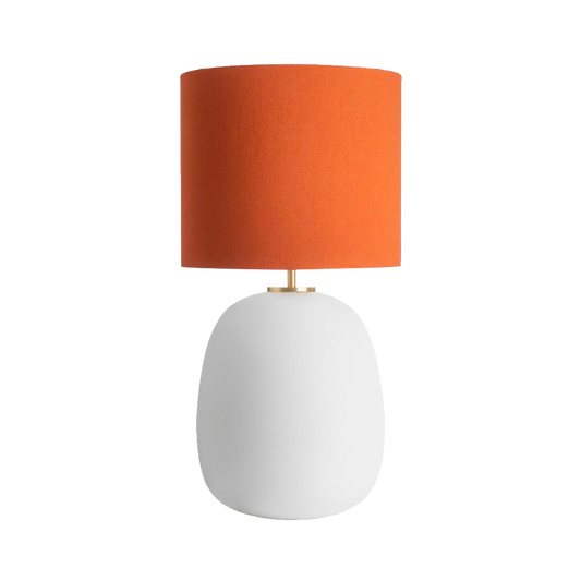 Oransje lampeskjerm: Bordlampe Austra fra Hadeland Glassverk med hvit matt lampefot i glass, oransje tekstilskjerm og messingdetaljer.