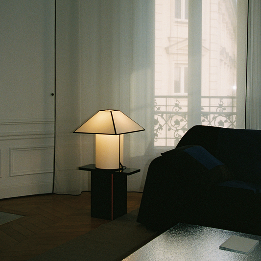 Bordlampe Ava Pyramid Table Lamp 450 fra Hay.