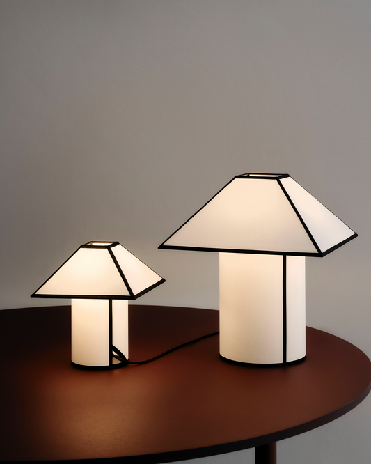 Bordlampe Ava Pyramid Table Lamp 290 og 450 fra Hay.