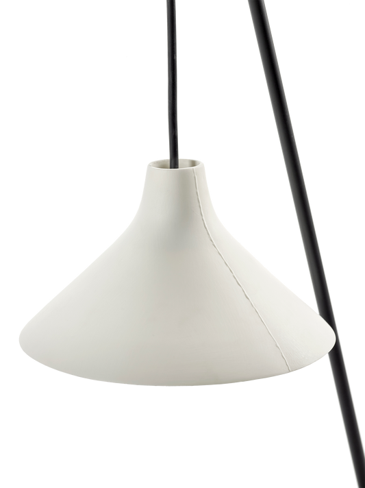 På den lange slanke stålarmen til vegglampen White Seam fra Serax henger en off-white håndverkspreget porselensskjerm som lyser vakkert opp når lampen er tent. Navnet på lampen er inspirert av lampeskjermens synlige ‘søm’ som oppstår i formen porselensskjermen er støpt i og det er også dette som gir lampen «det lille ekstra».