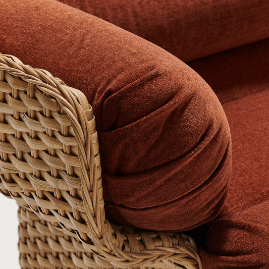 Joe Colombo er kjent for sin futuristiske designstil, men Basket-kolleksjonen viser en annen side av designerens kreative univers. Sofa Basket 3-seter fra Gubi.