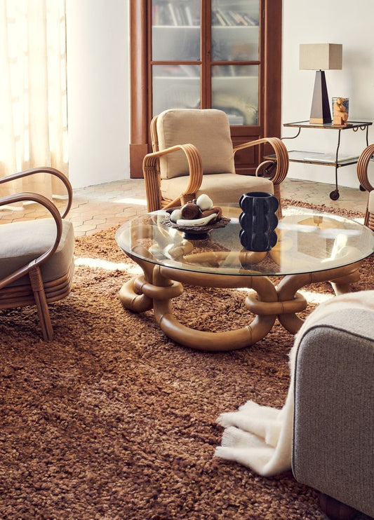 Inspirert av et gullarmbånd de fant på en av deres mange turer til bruktmarkeder har eierne bak Dusty Deco designet dette kule og særegne sofabordet Bamboo Bracelet i bøk. Bordet leveres med topplate i herdet glass.