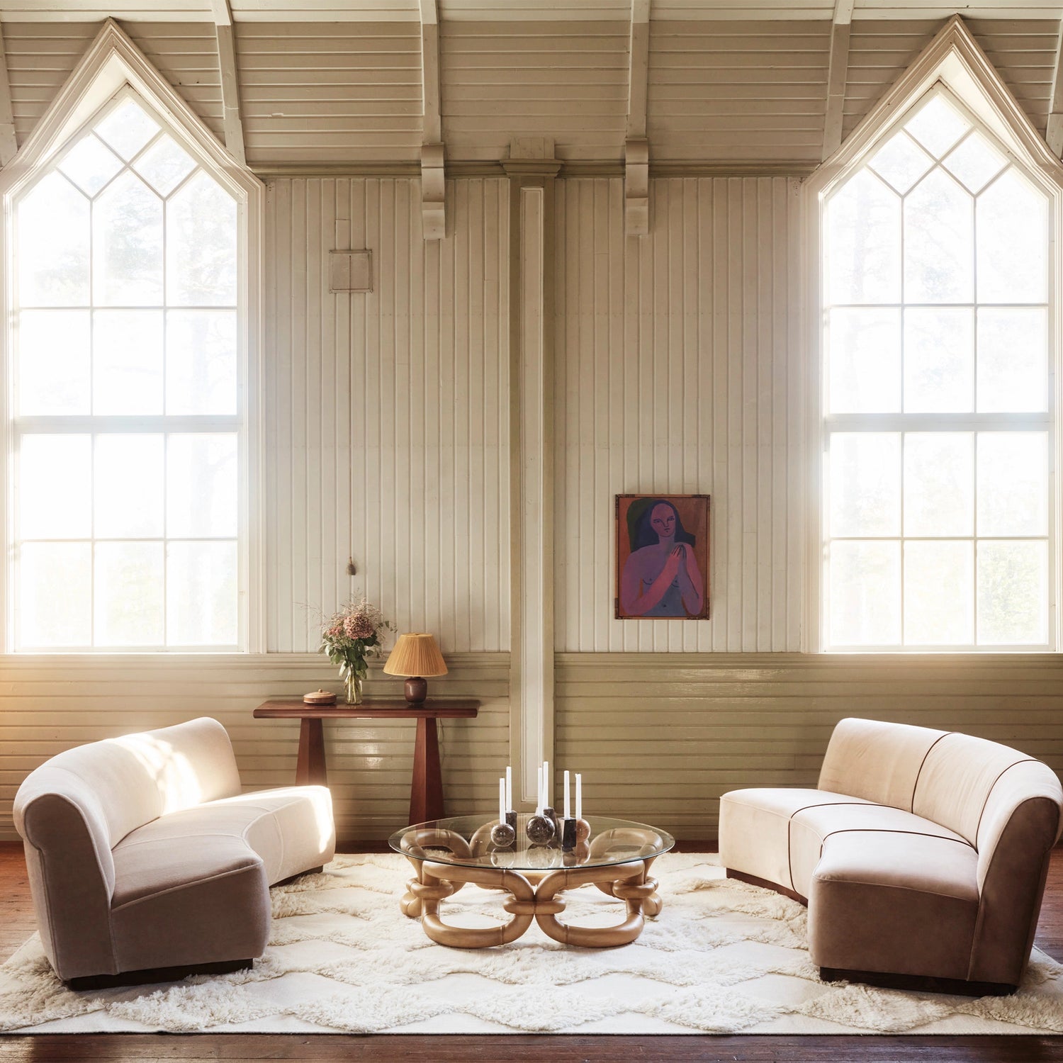 Bilde av sofabordet Bamboo Bracelet i tre med glassplate fra Dusty Deco stående i solfylt stue med lyse sofaer og beige teppe. 