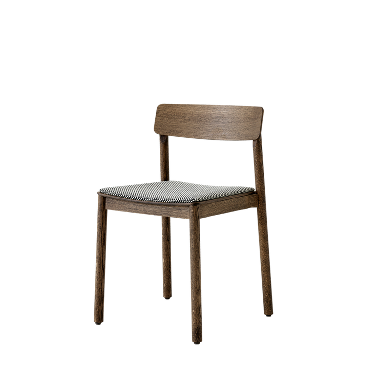 Spisestolen Betty TK3 fra andTradition, er en vakker og klassisk spisestol i tre og formpresset finer med polstret sete. Designet er signert den finske designeren Sami Kallio og den danske designeren Jakob Thau. 