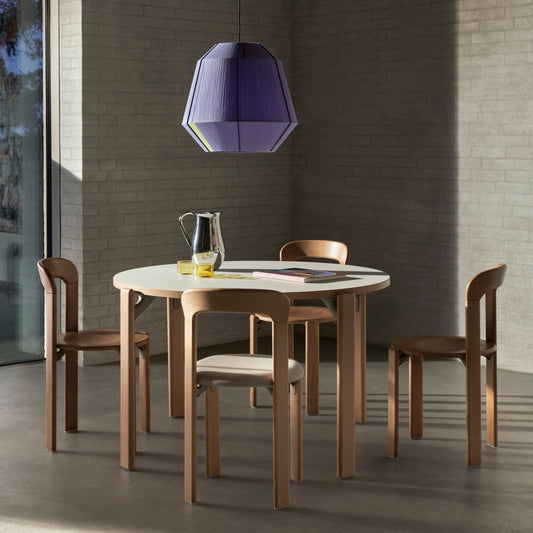 Stolen Rey fra Hay gir innredningen en perfekt dose vintagevibber! Stolen er tilgjengelig med og uten polstret sete.