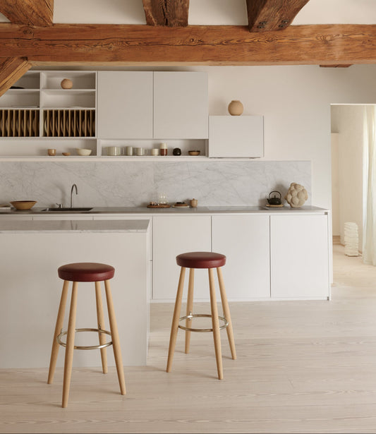 Hans J. Wegners barkrakk CH58 fra 1985 fra Carl Hansen & Søn kombinerer rene naturmaterialer som heltre, skinn og rustfritt stål i en enkel elegant design. Det tidløse designet passer godt inn i både moderne og mer klassiske kjøkken og med høyde på 68 cm passer den perfekt til de fleste norske kjøkken.